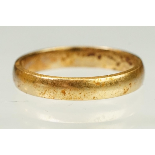 114 - 18ct gold wedding band ring of plain form. Hallmarked Birmingham. Size K.5.