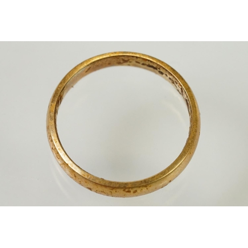 114 - 18ct gold wedding band ring of plain form. Hallmarked Birmingham. Size K.5.