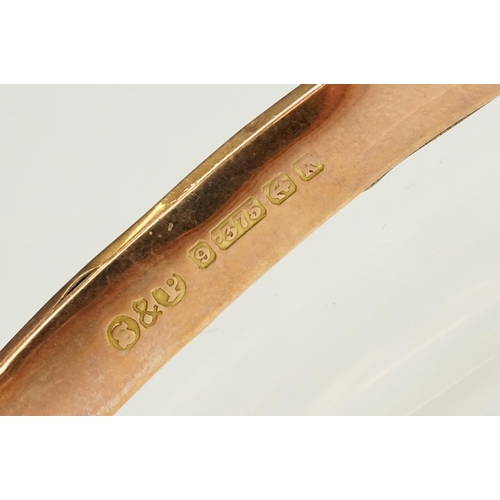 124 - 9ct gold hallmarked hinged bangle bracelet. The bracelet having incised scrolled foliate detailing, ... 