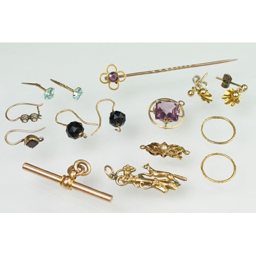 129 - Collection of assorted gold jewellery to include 9ct T bar, 9ct fox pendant, 9ct blue stone stud ear... 