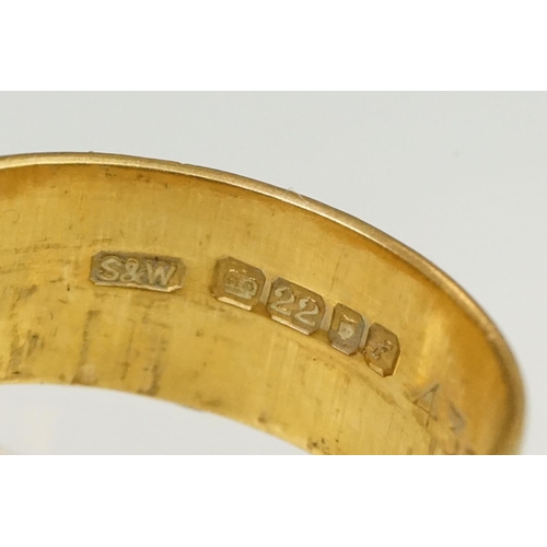 130 - 22ct hallmarked gold band ring. The wide band having incised detailing. Hallmarked London 1961, size... 