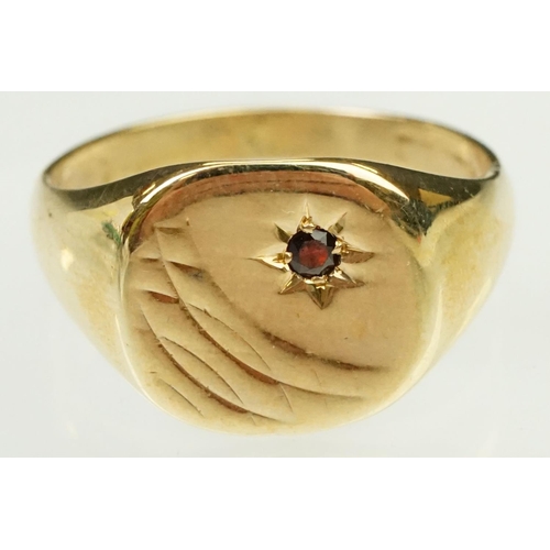 136 - 9ct gold hallmarked signet ring having a square head set with a round cut garnet. Rubbed hallmark to... 