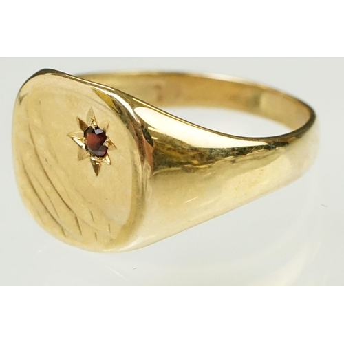 136 - 9ct gold hallmarked signet ring having a square head set with a round cut garnet. Rubbed hallmark to... 