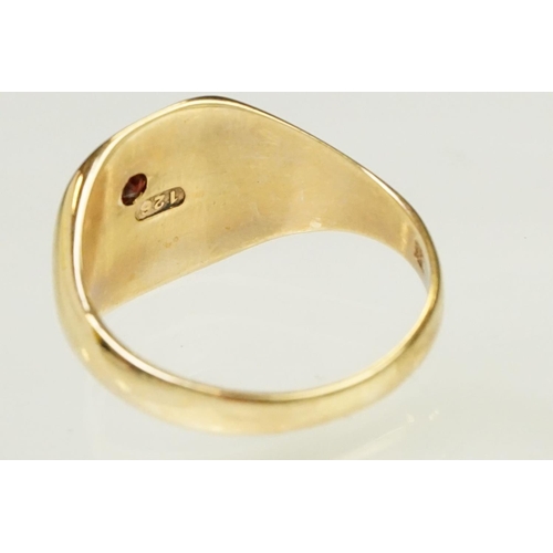 136 - 9ct gold hallmarked signet ring having a square head set with a round cut garnet. Rubbed hallmark to... 