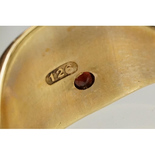 136 - 9ct gold hallmarked signet ring having a square head set with a round cut garnet. Rubbed hallmark to... 