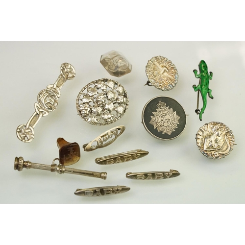 137 - Collection of 19th Century and later brooches to include two Art Nouveau silver round brooches with ... 