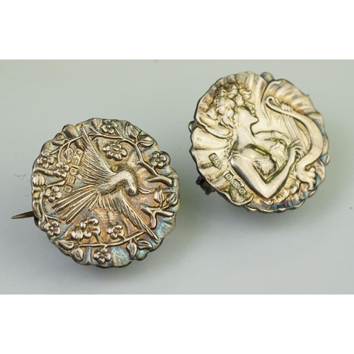 137 - Collection of 19th Century and later brooches to include two Art Nouveau silver round brooches with ... 