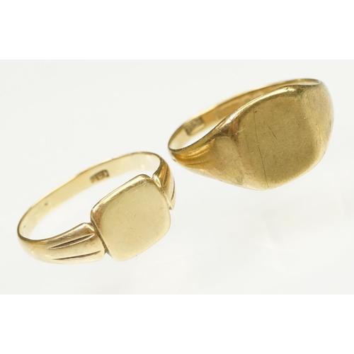 140 - Two 9ct gold signet rings, one having reeded shoulders (marked 9ct, size R), and a plain ring (hallm... 