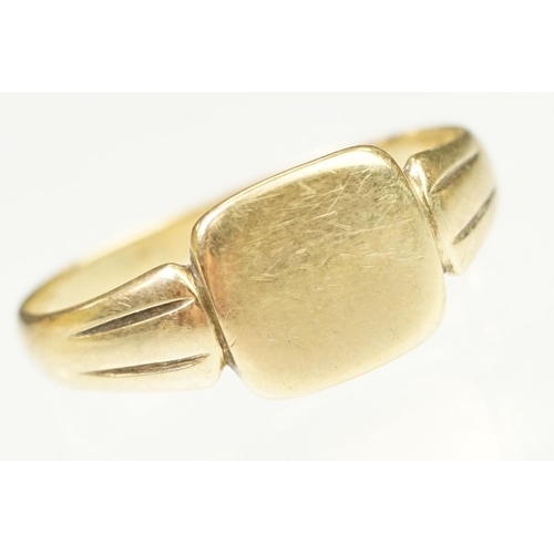 140 - Two 9ct gold signet rings, one having reeded shoulders (marked 9ct, size R), and a plain ring (hallm... 