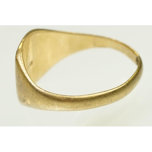 140 - Two 9ct gold signet rings, one having reeded shoulders (marked 9ct, size R), and a plain ring (hallm... 