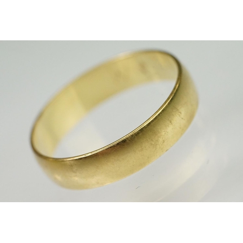 146 - 18ct gold hallmarked wedding band ring of D form. Hallmarked Sheffield 1978. Size Q.