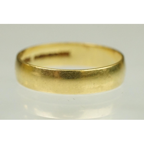 146 - 18ct gold hallmarked wedding band ring of D form. Hallmarked Sheffield 1978. Size Q.