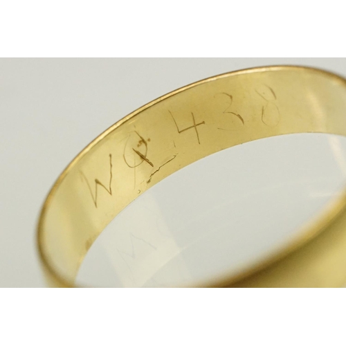 146 - 18ct gold hallmarked wedding band ring of D form. Hallmarked Sheffield 1978. Size Q.