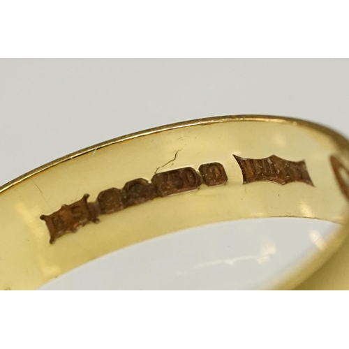 146 - 18ct gold hallmarked wedding band ring of D form. Hallmarked Sheffield 1978. Size Q.