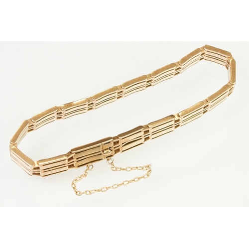 149 - 10ct rose gold gate link bracelet having a tongue in groove clasp with safety chain. Clasp marked 10... 