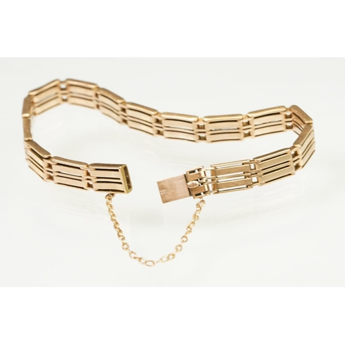 149 - 10ct rose gold gate link bracelet having a tongue in groove clasp with safety chain. Clasp marked 10... 