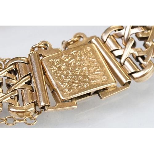 156 - 9ct gold hallmarked identity bracelet having a panel centre engraved 'Joan' on a flat cross link bra... 