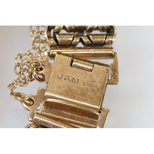 156 - 9ct gold hallmarked identity bracelet having a panel centre engraved 'Joan' on a flat cross link bra... 