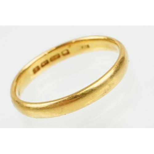 171 - Hallmarked 22ct gold wedding band ring of D form. Hallmarked Birmingham 1935. Size Q.5.