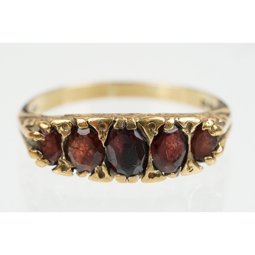 190 - 9ct gold and garnet five stone ring. The ring being set with five graduating oval cut garnets set wi... 