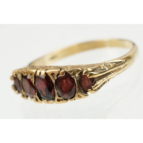 190 - 9ct gold and garnet five stone ring. The ring being set with five graduating oval cut garnets set wi... 