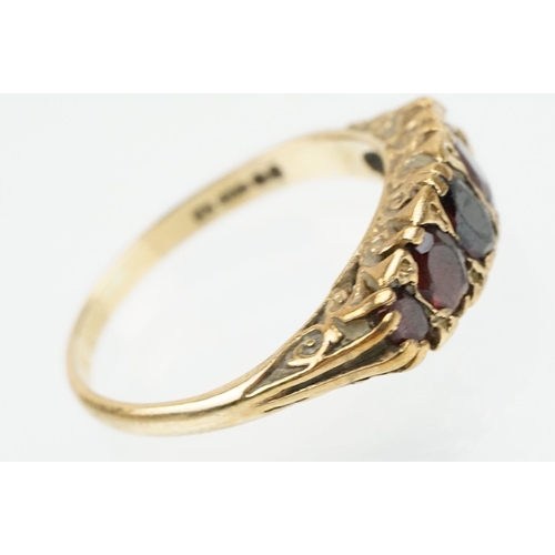 190 - 9ct gold and garnet five stone ring. The ring being set with five graduating oval cut garnets set wi... 