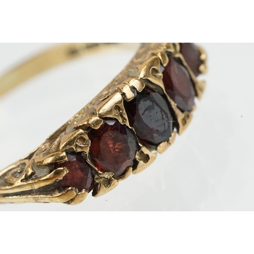 190 - 9ct gold and garnet five stone ring. The ring being set with five graduating oval cut garnets set wi... 