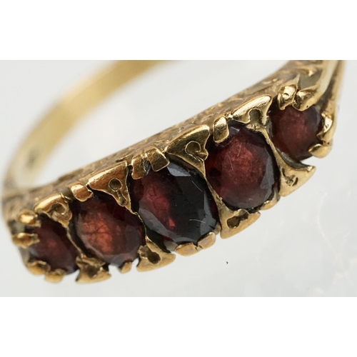 190 - 9ct gold and garnet five stone ring. The ring being set with five graduating oval cut garnets set wi... 