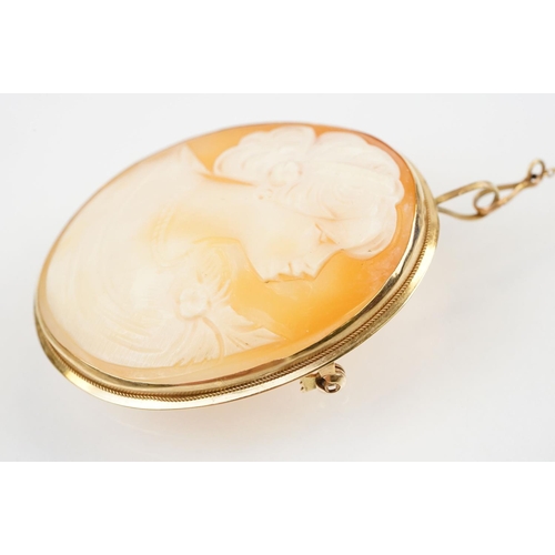 192 - 9ct gold and carved shell cameo brooch featuring a female portrait, with hinge pin and rollover clas... 