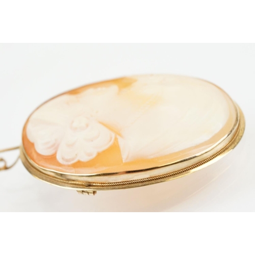 192 - 9ct gold and carved shell cameo brooch featuring a female portrait, with hinge pin and rollover clas... 