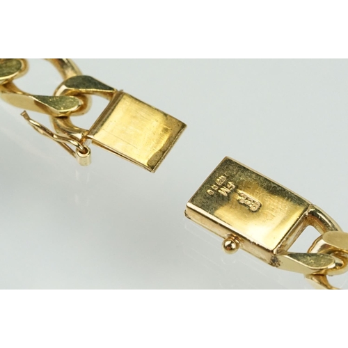 300 - 9ct gold hallmarked flat curb link bracelet. Hallmarked London 1984. Measures 8 inches.