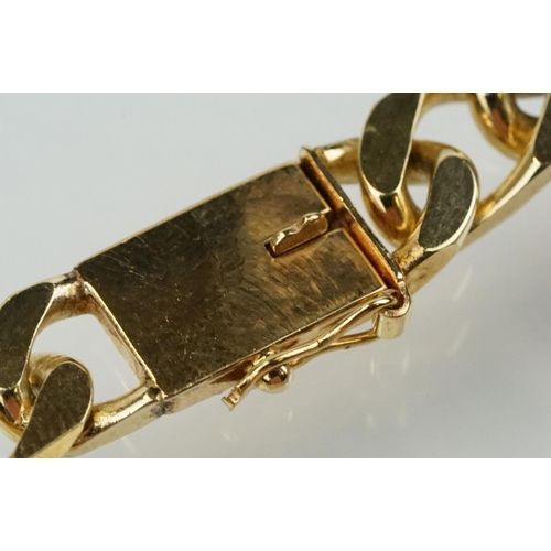 300 - 9ct gold hallmarked flat curb link bracelet. Hallmarked London 1984. Measures 8 inches.