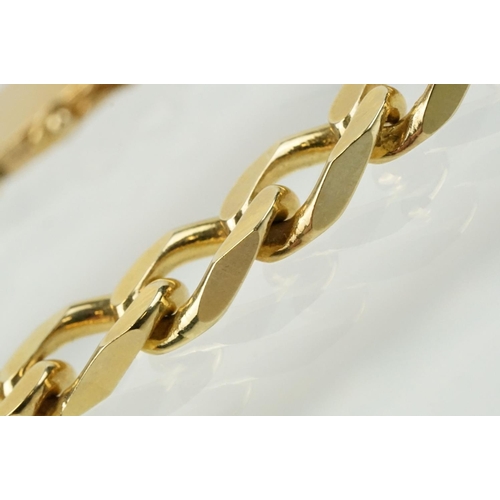 300 - 9ct gold hallmarked flat curb link bracelet. Hallmarked London 1984. Measures 8 inches.