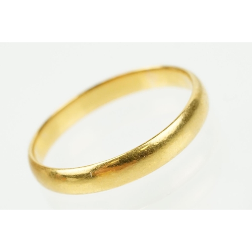 302 - Two hallmarked 22ct gold wedding band ring to include one of wide 'D' form (hallmarked Birmingham 19... 