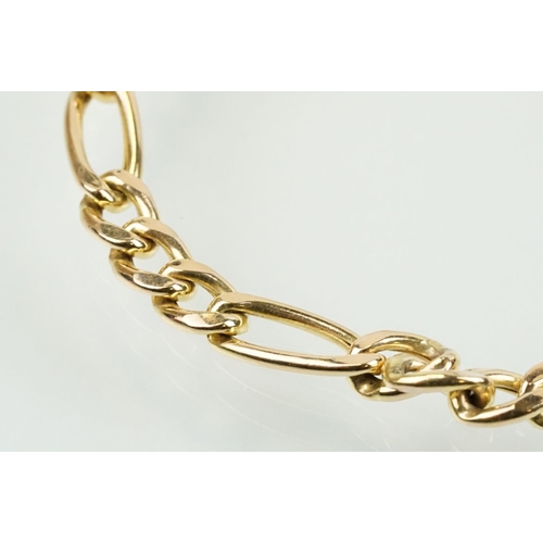 318 - 9ct gold flat figaro link bracelet with lobster clasp. Hallmarked Birmingham to clasp. Lobster clasp... 