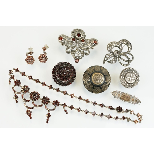 339 - Collection of 19th Century Victorian and later jewellery to include a pique work tortoise shell roun... 