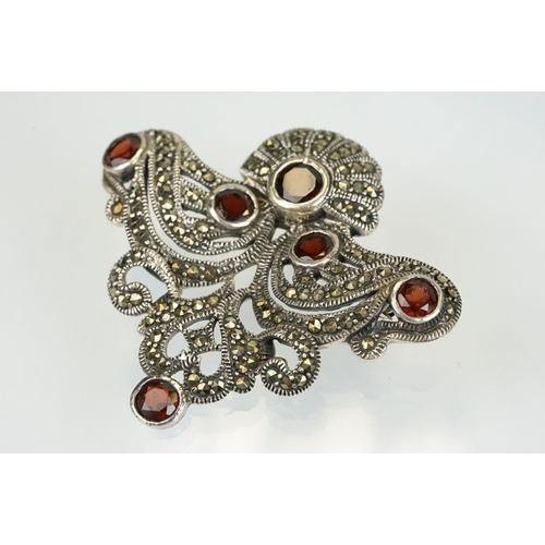 339 - Collection of 19th Century Victorian and later jewellery to include a pique work tortoise shell roun... 