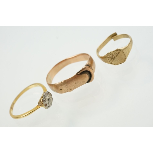 343 - Three antique rings to include an 18ct gold daisy ring (marked 18ct, size M.5), 9ct gold signet ring... 