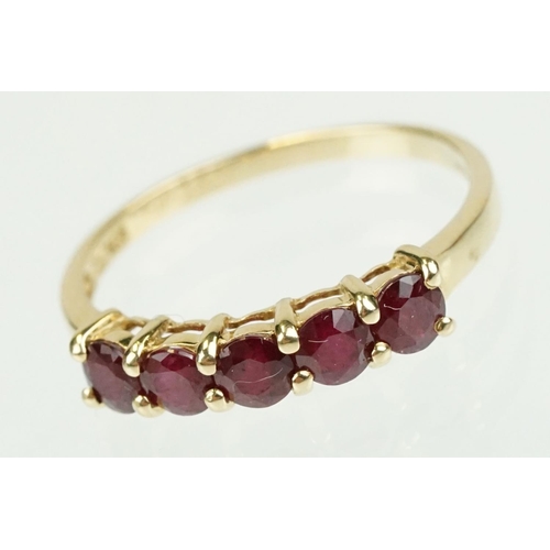 364 - Ruby 14ct yellow gold ring, five round mixed cut rubies, diameter approx 3.5mm, shared claw settings... 