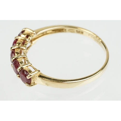 364 - Ruby 14ct yellow gold ring, five round mixed cut rubies, diameter approx 3.5mm, shared claw settings... 