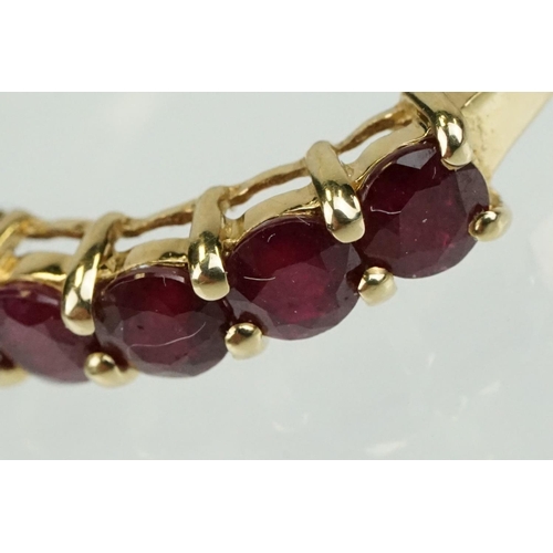 364 - Ruby 14ct yellow gold ring, five round mixed cut rubies, diameter approx 3.5mm, shared claw settings... 