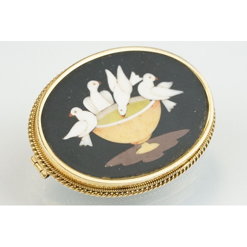 366 - Pietra dura 18ct yellow gold brooch, the oval pietra dura panel depicting the Doves of Pliny, measur... 