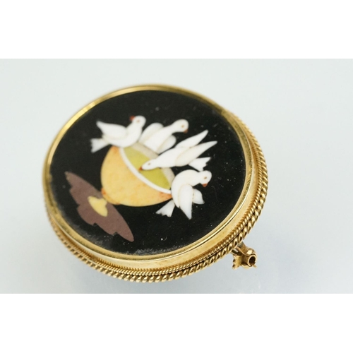 366 - Pietra dura 18ct yellow gold brooch, the oval pietra dura panel depicting the Doves of Pliny, measur... 