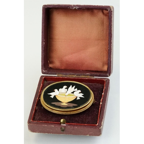 366 - Pietra dura 18ct yellow gold brooch, the oval pietra dura panel depicting the Doves of Pliny, measur... 