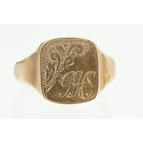 370 - Two 9ct gold hallmarked signet rings to include a foliate engraved example (hallmarked 1973, size R)... 