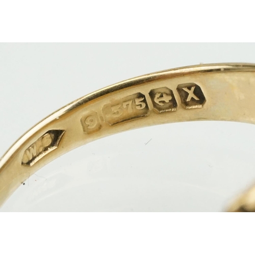 370 - Two 9ct gold hallmarked signet rings to include a foliate engraved example (hallmarked 1973, size R)... 