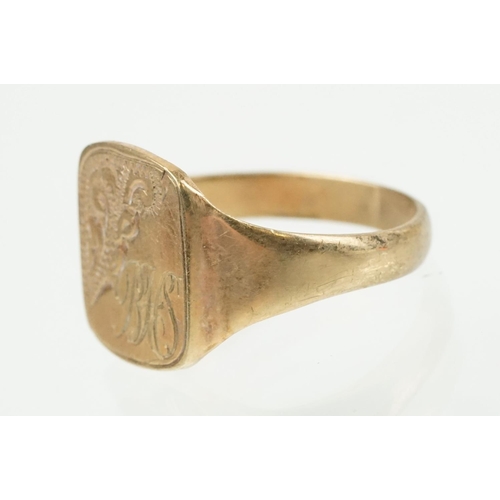 370 - Two 9ct gold hallmarked signet rings to include a foliate engraved example (hallmarked 1973, size R)... 