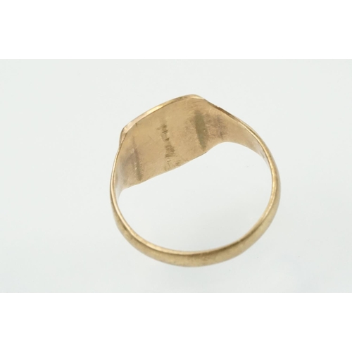 370 - Two 9ct gold hallmarked signet rings to include a foliate engraved example (hallmarked 1973, size R)... 