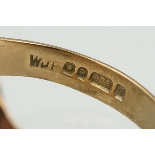 370 - Two 9ct gold hallmarked signet rings to include a foliate engraved example (hallmarked 1973, size R)... 