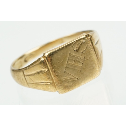 370 - Two 9ct gold hallmarked signet rings to include a foliate engraved example (hallmarked 1973, size R)... 